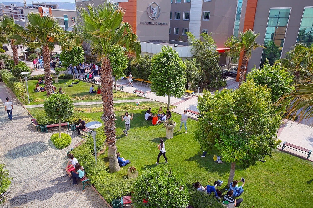 Yaşar üniversitesi kampüs yeşillik alanlar